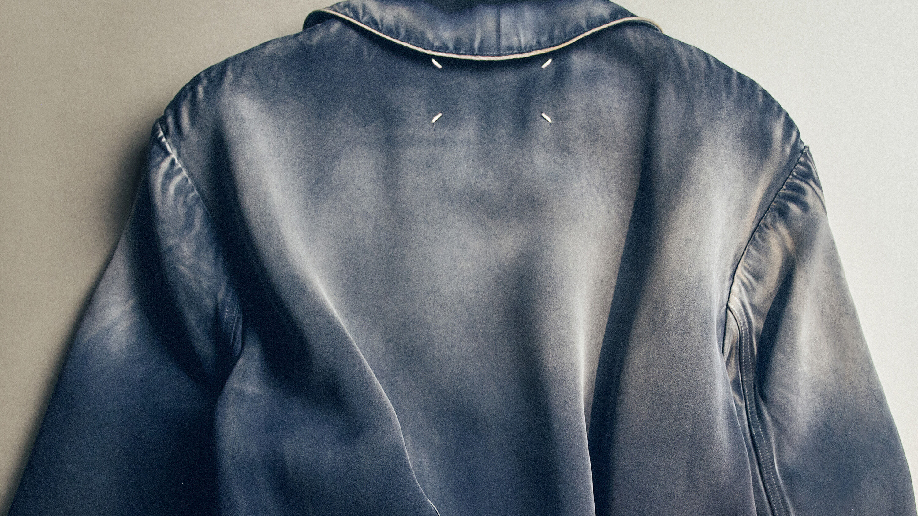 Maison Margiela propone in anteprima gli arrivi di inizio estate.